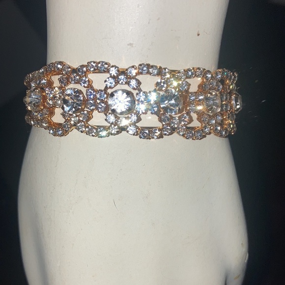 Jewelry - This beautiful gold and diamond bracelet